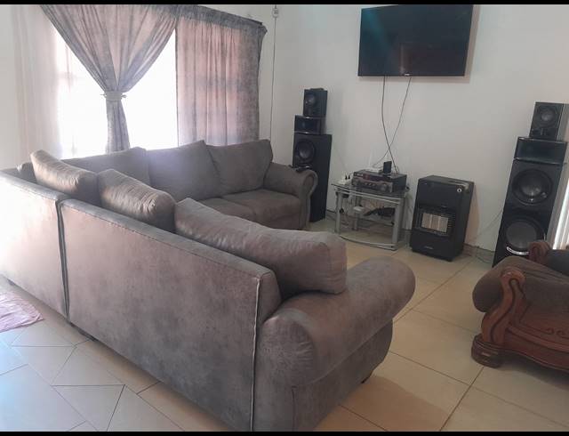3 BEDROOM HOUSE FOR SALE IN GEELHOUTPARK
